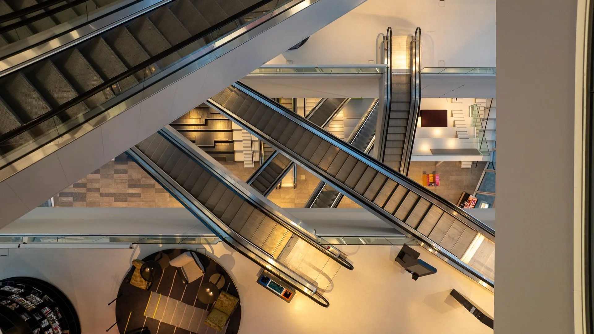 FPV drone racet door fabriekshal voor dynamische video